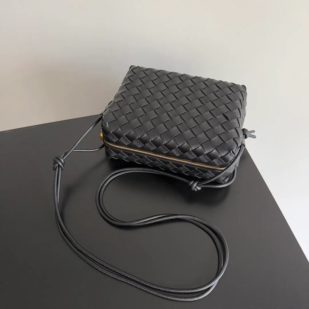 Batch 1260 𝗕𝗼𝘁𝘁𝗲𝗴𝗮 𝗩𝗲𝗻𝗲𝘁𝗮———— The latest version of the loop camera bag💥 at BV’s King of Cost-Effectiveness counter, large woven texture➕As always, ultra-high-quality lambskin, with zippers and adjustable drawstrings, it is especially suitable for the belly💫It can hold anything, and it is very light in weight, suitable for🈴️girls of all ages, size: 22*15*8cm, style number: 680255